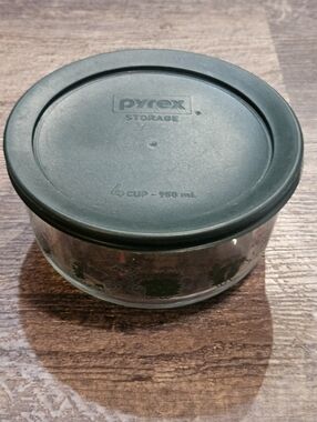 PYREX 4-Cup Round Glass Storage " Hedgehogs & Misletoe" with Lid
